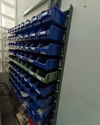 Parete attrezzata / vaschette minuteria officina