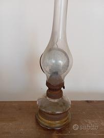 Antica lampada lume a olio