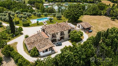 Villa con Piscina - Area Benessere in Abruzzo