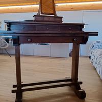 Scrittoio in arte povera.