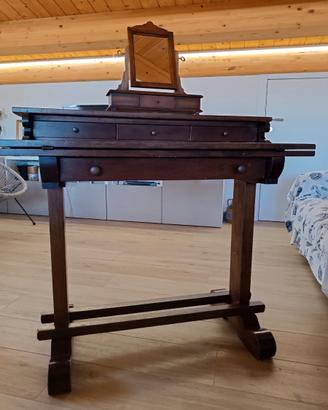 Scrittoio in arte povera.