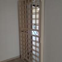 porta griglia con serratura e maniglia