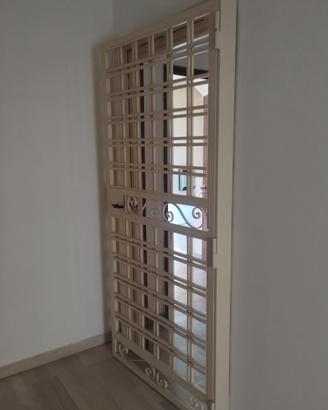porta griglia con serratura e maniglia