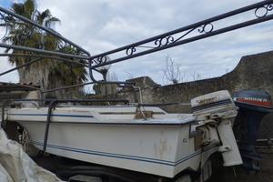 Barca rimessa a nuovo. Incluso motori e carrello