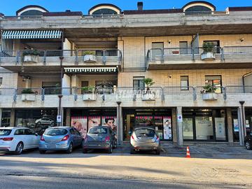 LOCALE COMMERCIALE CON POSTO AUTO