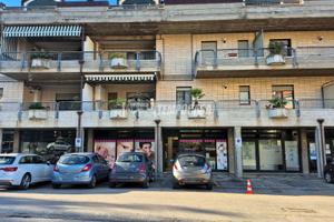 LOCALE COMMERCIALE CON POSTO AUTO