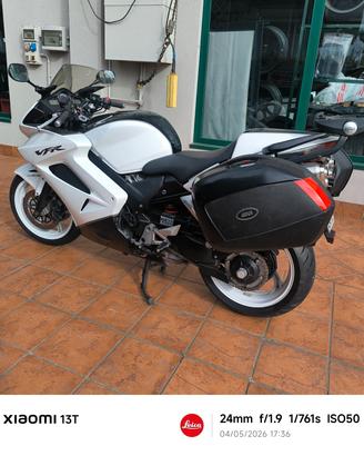 Honda VFR 800 con borse e gomme nuove