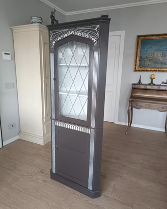 Angoliera shabby e poltroncina in stile 