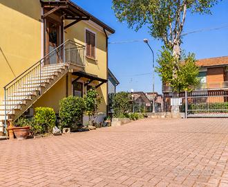 Bilocale ristrutturato, arredato, con garage