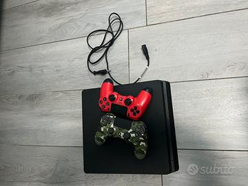 playstation 4 con due controller e cavo di aliment