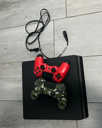 playstation 4 con due controller e cavo di aliment