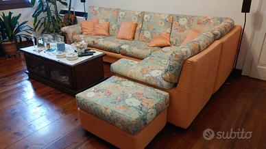 Divano ad angolo con Pouf.