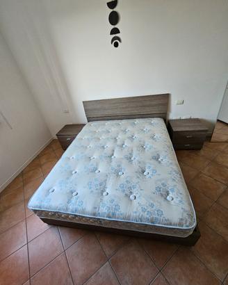 Camera da letto completa di comodini e cassettiera