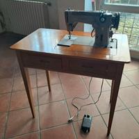 Macchina da cucire SINGER con mobile in legno