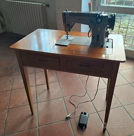 Macchina da cucire SINGER con mobile in legno