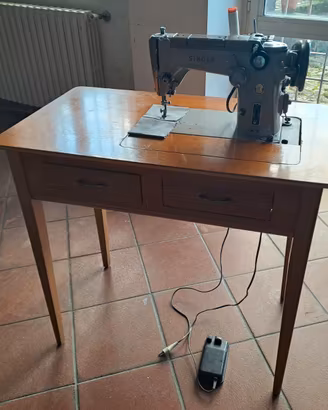 Macchina da cucire SINGER con mobile in legno