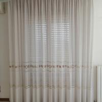 Tende bianche con decorazioni