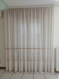 Tende bianche con decorazioni