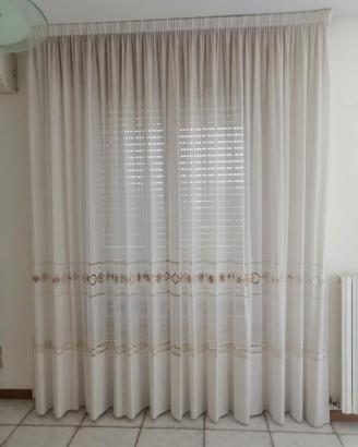 Tende bianche con decorazioni