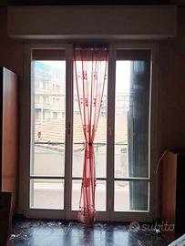 tende voile sul rosso per soggiorno