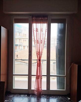 tende voile sul rosso per soggiorno