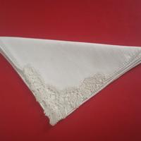 Fazzolettino con angolo in pizzo 