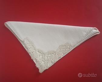 Fazzolettino con angolo in pizzo 