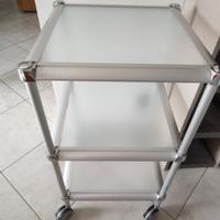 Carrello portaoggetti a tre ripiani in vetro.