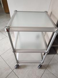 Carrello portaoggetti a tre ripiani in vetro.