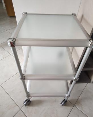 Carrello portaoggetti a tre ripiani in vetro.