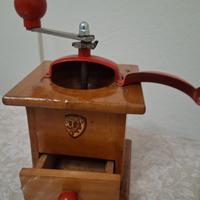 macina caffè antico in legno.