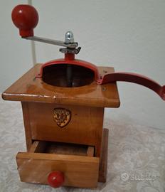 macina caffè antico in legno.