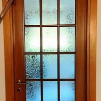 2 Porte in legno con vetro satinato