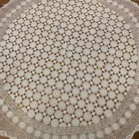 Tovaglia bianca rotonda lavorata all'uncinetto