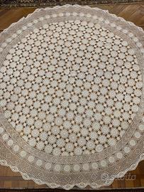 Tovaglia bianca rotonda lavorata all'uncinetto