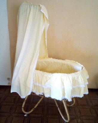 Culla in vimini vintage unisex con biancheria e ma