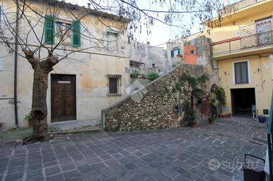 2 LOCALI A MONTOPOLI DI SABINA