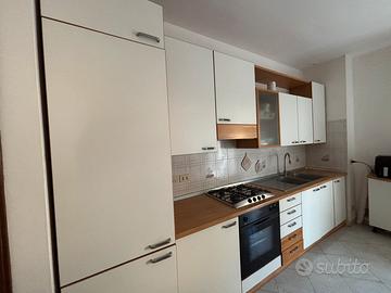 Cucina bianca + effetto legno