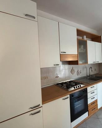 Cucina bianca + effetto legno