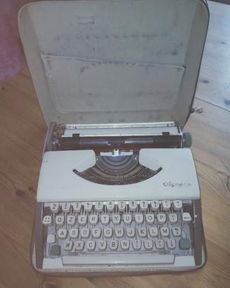 Macchina da scrivere Olympia