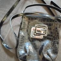 Tracolla in vernice nera brand "guess"