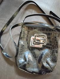 Tracolla in vernice nera brand "guess"