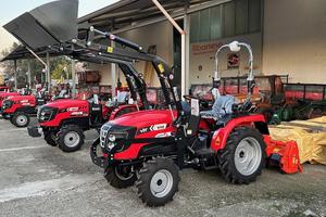 Trattore Cosmo Vst930 con caricatore frontale