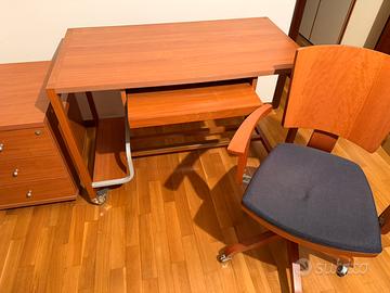 Scrivania con sedia  e cassettiera.