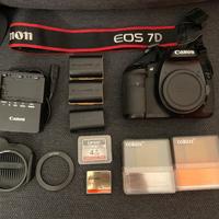Canon EOS 7D + 3 obbiettivi, accessori e borsa