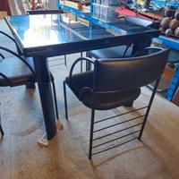 sedie e tavolo design particolare 