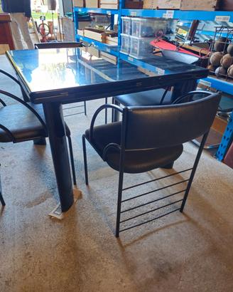 sedie e tavolo design particolare 