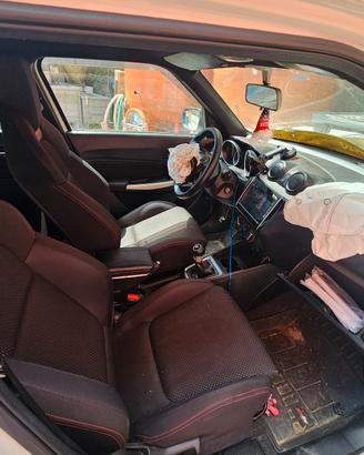 Suzuki swift incidentata 2018 per pezzi o intera