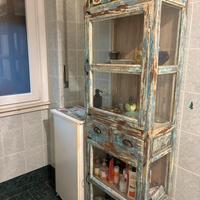 Credenza shabby chic con inserti maiolica