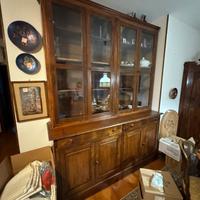 Mobile antico con vetrinette